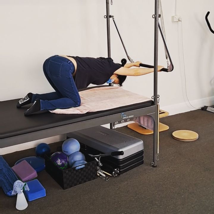 Stretch and strengthen that upper back! Such a nice one on the trap table. You can also do this one at home with a foam roller to replace the bar.